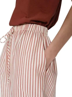 Pantalon chino rose et blanc à rayures avec une coupe large