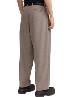 Pantalon Chino taupe pourvu d'une coupe ample et de passants pour la ceinture
