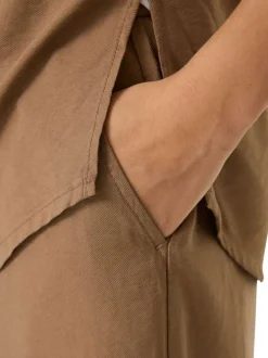 Pantalon chino taupe uni pourvu d'une coupe fluide et d'une taille haute