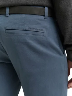 Pantalon Chino Traveler en coton bleu uni avec une coupe slim