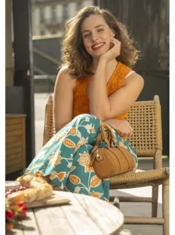 Pantalon chino vert avec des motifs floraux et une coupe flare