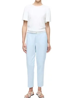 Pantalon ciel uni avec une coupe cigarette et une taille intermédiaire