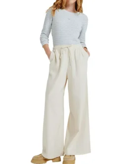 Pantalon écru à coupe ample pourvu de poches plaquées sur les côtés