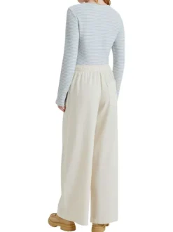 Pantalon écru à coupe ample pourvu de poches plaquées sur les côtés