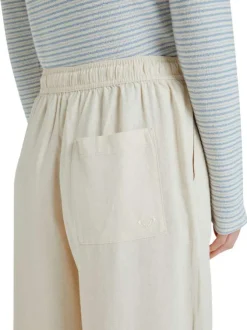 Pantalon écru à coupe ample pourvu de poches plaquées sur les côtés