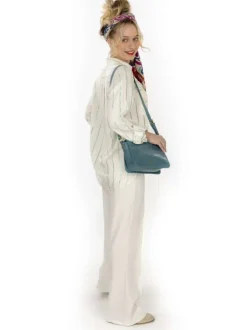 Pantalon écru uni avec une coupe bootcut et 2 poches à l'avant
