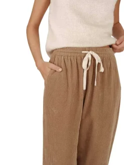 Pantalon en coton beige en velours côtelé avec une coupe droite