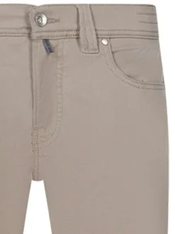 Pantalon en coton beige uni avec une coupe tapered et un patch de la marque