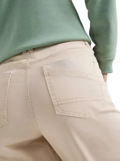 Pantalon en coton beige uni pourvu d'une coupe doite et de multiples poches