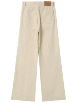 Pantalon en coton écru en velours côtelé avec une coupe bootcut