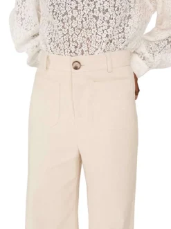 Pantalon en coton écru en velours côtelé avec une coupe bootcut