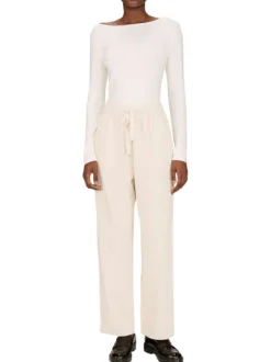 Pantalon en coton écru en velours côtelé avec une coupe droite
