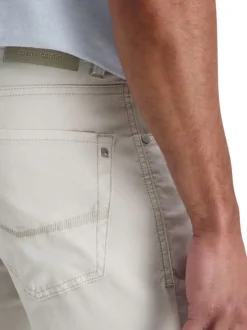 Pantalon en coton écru uni avec une coupe ajustée et des poches à l'italienne