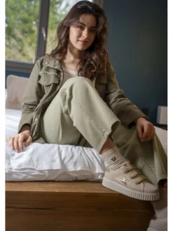 Pantalon en coton kaki uni avec une coupe large et une ceinture à la taille