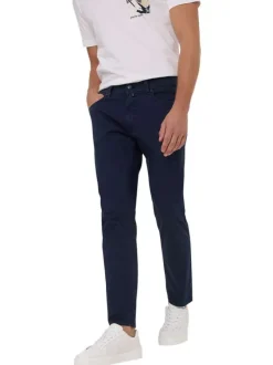 Pantalon en coton marine uni avec une coupe tapered et un patch de la marque