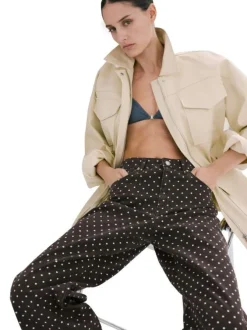 Pantalon en coton marron à pois pourvu de passants pour la ceinture