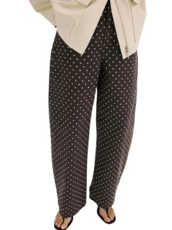 Pantalon en coton marron à pois pourvu de passants pour la ceinture