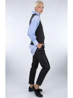 Pantalon en simili cuir noir uni avec une coupe droite