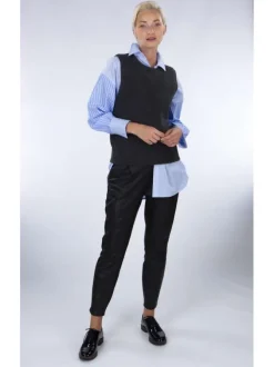 Pantalon en simili cuir noir uni avec une coupe droite