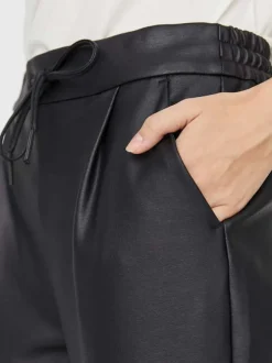 Pantalon en simili cuir noir uni avec une coupe droite