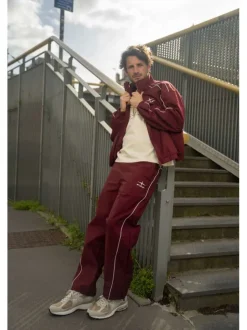 Pantalon jogging bordeaux uni pourvu d'une taille élastiquée