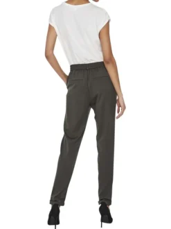 Pantalon jogging kaki uni avec une coupe slim et des passants pour ceinture
