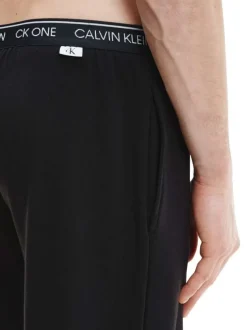 Pantalon Jogging noir uni avec une coupe slim et des poches latérales