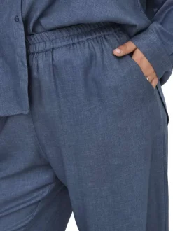 Pantalon large bleu indigo uni à coupe fluide avec une taille haute élastiquée
