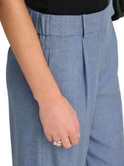 Pantalon Linda bleu denim uni avec une coupe droite et une taille haute
