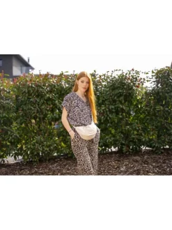 Pantalon léopard avec une coupe fluide et une ceinture à nouer à la taille