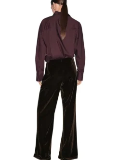 Pantalon marron en velours satiné fluide pourvu d'une coupe ample