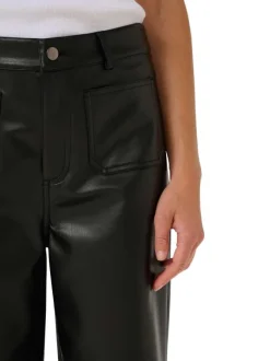 Pantalon noir enduit avec une coupe bootcut et 4 poches plaquées