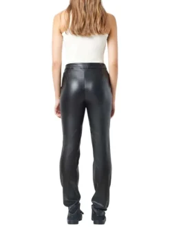 Pantalon noir enduit à coupe droite avec 2 poches et surpiqûres noires