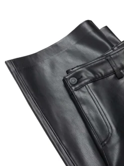 Pantalon noir en simili cuir avec une coupe droite et une taille intermédiaire
