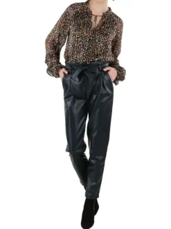 Pantalon noir en similicuir avec une coupe regular fit et 2 poches latérales