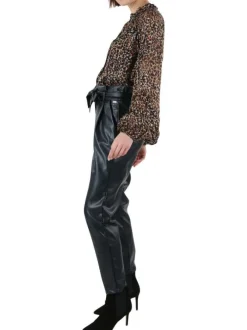 Pantalon noir en similicuir avec une coupe regular fit et 2 poches latérales