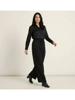 Pantalon noir uni avec une coupe bootcut et une ceinture à la taille