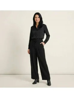 Pantalon noir uni avec une coupe bootcut et une ceinture à la taille