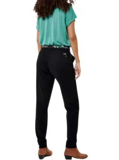 Pantalon noir uni avec une coupe chino et des poches arrières plaquées
