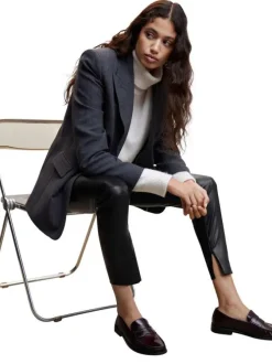 Pantalon noir uni avec une coupe skinny et un zip sur le côté