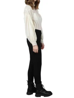 Pantalon noir uni avec une coupe slim et taille élastiquée