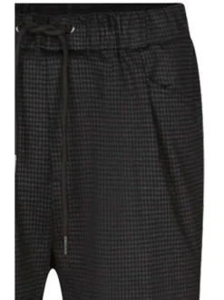 Pantalon noir uni avec une coupe slim et une taille élastiquée