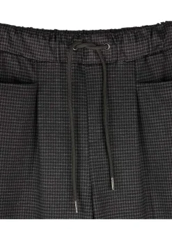 Pantalon noir uni avec une coupe slim et une taille élastiquée