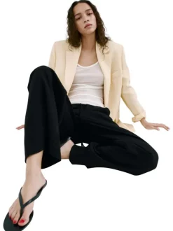 Pantalon noir uni pourvu d'une coupe droite et d'une taille élastiquée