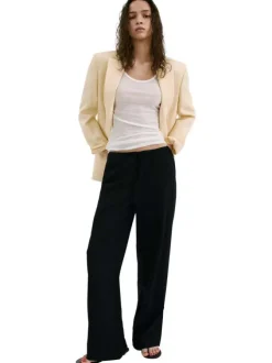 Pantalon noir uni pourvu d'une coupe droite et d'une taille élastiquée