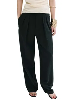 Pantalon noir uni pourvu d'une coupe large et de passants pour la ceinture