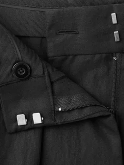 Pantalon noir uni pourvu d'une coupe large et de passants pour la ceinture