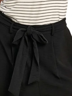 Pantalon noir uni pourvu d'une taille haute et d'une coupe large