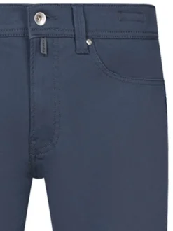 Pantalon 5 poches en coton bleu uni à coupe tapered avec logo métallique argenté