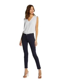 Pantalon 5 poches marine uni avec une coupe slim et des passants pour ceinture
